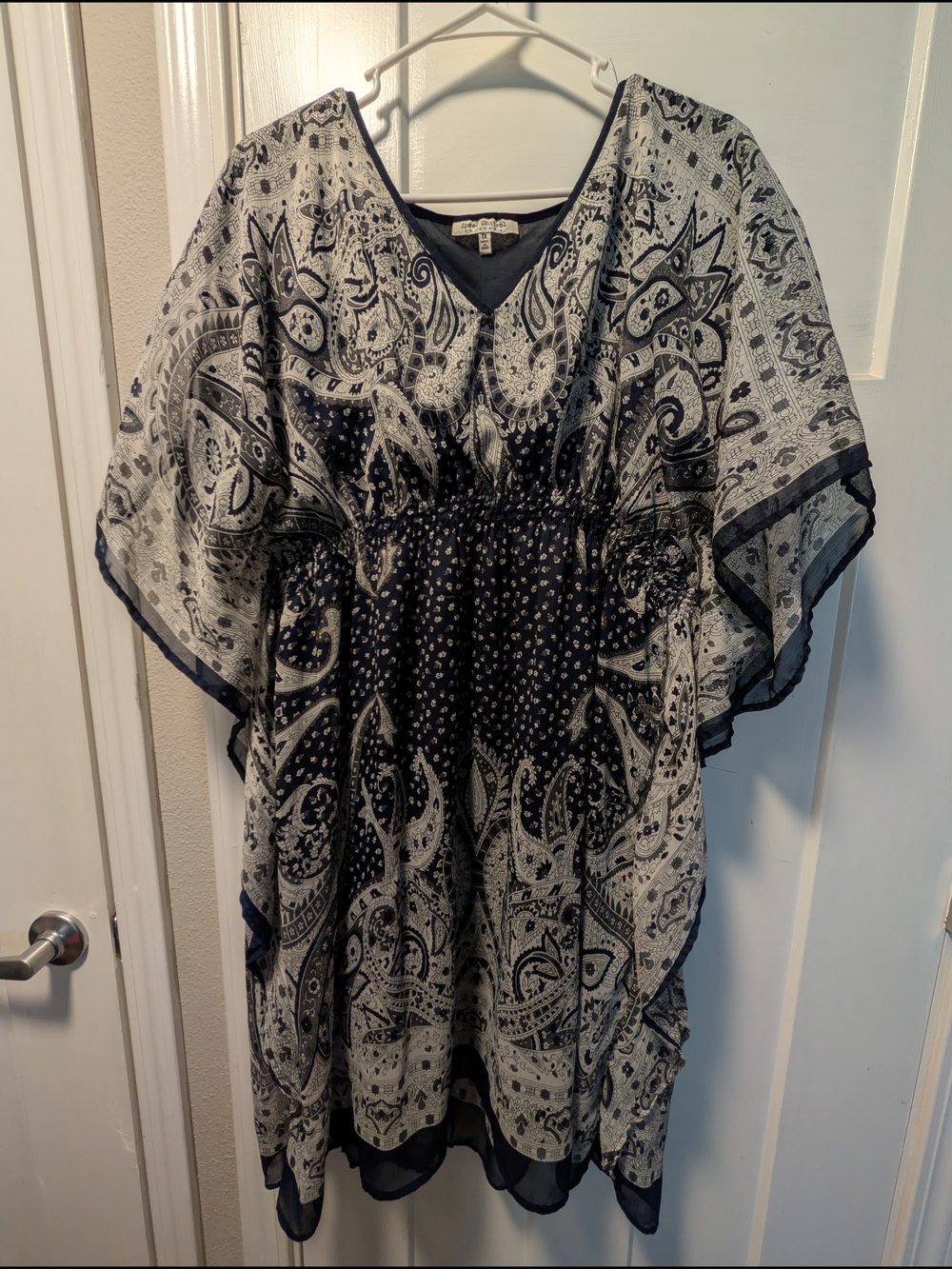 Speed Control Navy & White Paisley V-Neck Top